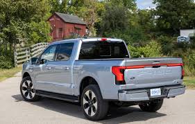 Ford F-150 Lightning back view as compared with Tesla Cybertruck France